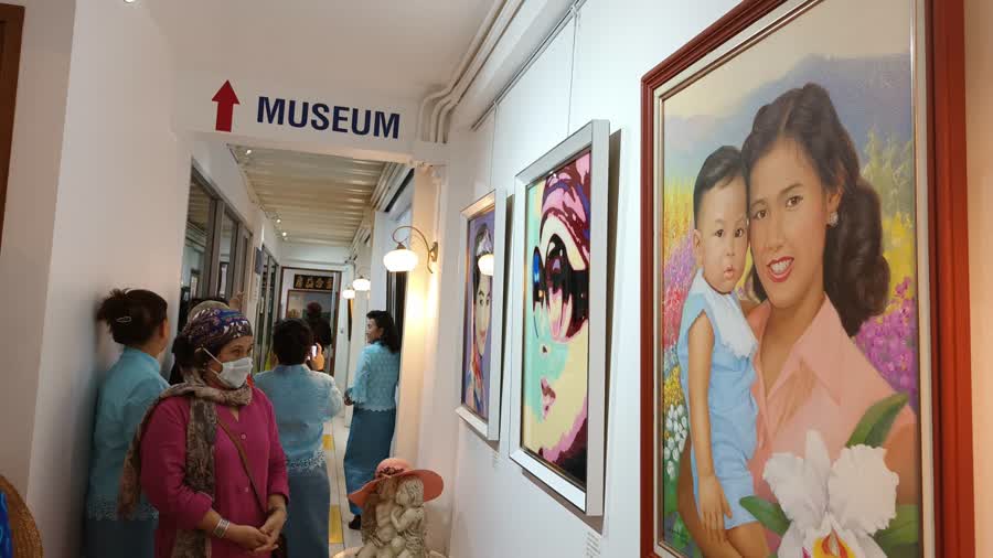 สมาคมสตรีสร้างสรรค์สังคมไทย จับมือศิลปินภาคใต้ จัดนิทรรศการศิลปะ “ใต้ร่มพระบารมี 90 พรรษา พระบรมราชชนนีพันปีหลวง” ตลอดเดือนสิงหาคม นี้ ที่ วานิช เลกาชี อาร์ต แกลลอรี แอนด์ มิวเซียม และหอศิลป์ภูเก็ต เพื่อเทิดพระเกียรติผ่านภาพวาด