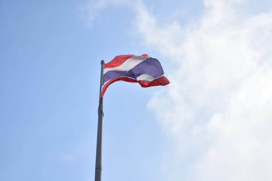 ผู้ว่าฯ ร้อยเอ็ด นำส่วนราชการเคารพธงชาติ เพื่อปลูกจิตสำนึกและสร้างความภาคภูมิใจในความเป็นชาติไทย “ธงไตรรงค์ ธำรงไทย”