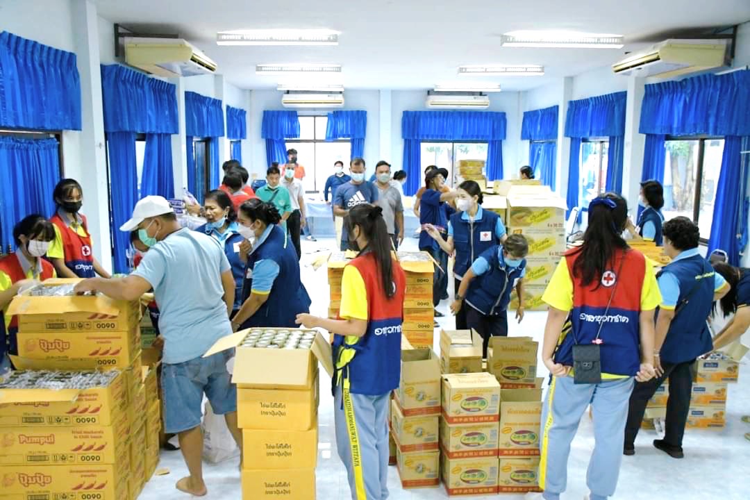 ชมรมอาสายุวกาชาดโรงเรียนอุทัยธรรมานุวัตรวิทยาร่วมกับคณะกรรมการเหล่ากาชาดจังหวัดอุทัยธานี บรรจุชุดธารน้ำใจ สภากาชาดไทย เพื่อนำไปช่วยเหลือผู้ประสบภัยน้ำท่วม จำนวน 250 ชุด