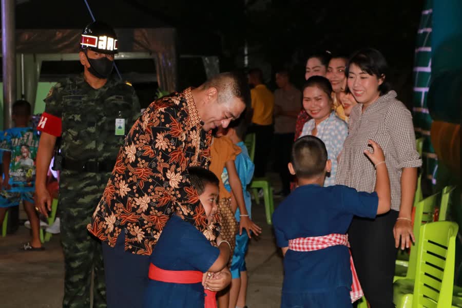 เเม่ทัพภาคที่ 4 นำกำลังพลและครอบครัวค่ายสิรินธร ร่วมงานประเพณีลอยกระทง สืบสานอนุรักษ์วัฒนธรรมไทย