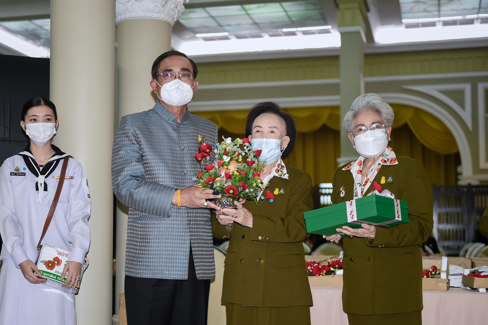 ​นายกฯ นำคณะรัฐมนตรี ร่วมสนับสนุนการจัดจำหน่ายดอกไม้ที่ระลึกวันทหารผ่านศึก (ดอกป๊อปปี๊) เพื่อนำไปช่วยเหลือเหล่าทหารผ่านศึกทั่วประเทศ
