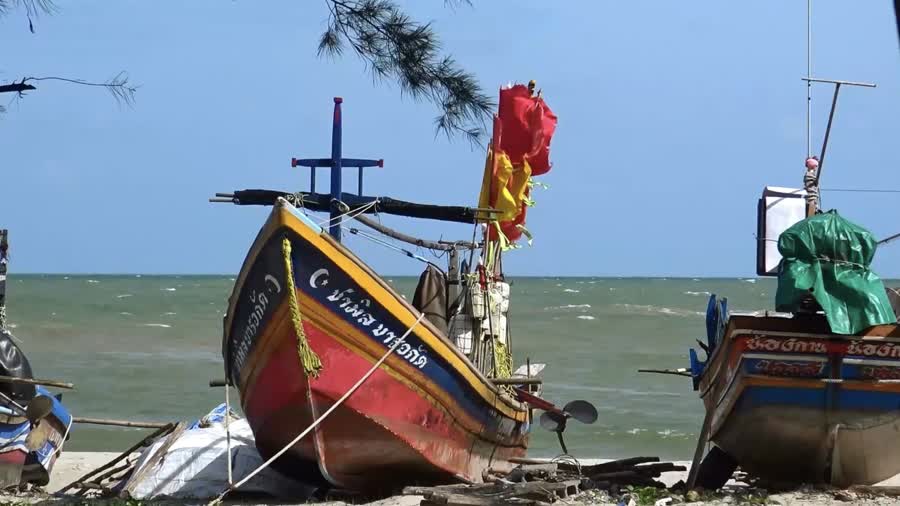 เรือประมงพื้นบ้านใน จ.สงขลา ยังคงจอดบนชายหาด หลังศูนย์อุตุใต้ ออกประกาศเตือนคลื่นลมในอ่าวไทยมีกำลังแรง คลื่นสูง 2-4 เมตร หวั่นคลื่นซัดเรือจม ที่ผ่านมา