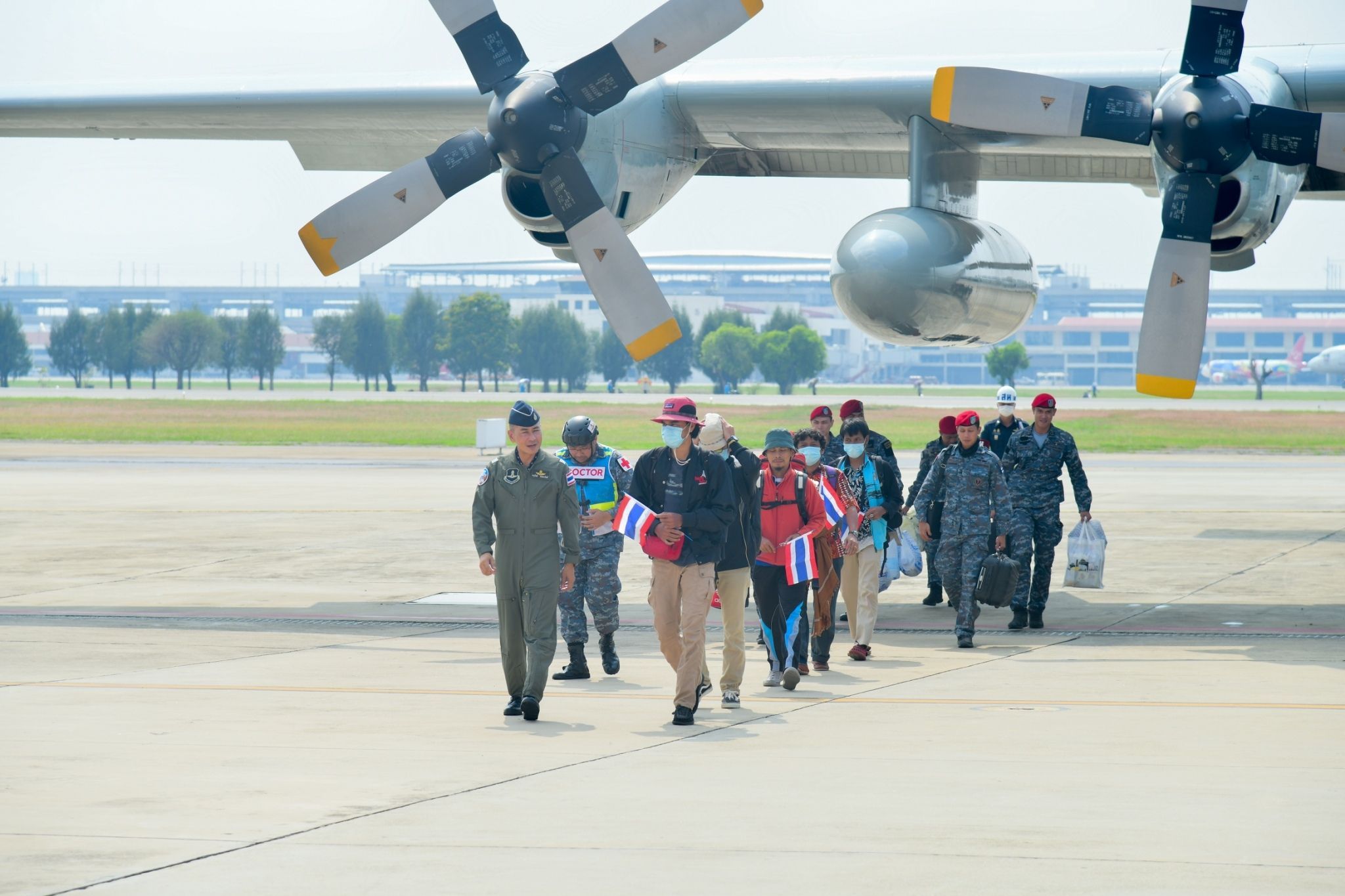 เสร็จสิ้นปฏิบัติการ "นภารักไทย" ภารกิจพาคนไทยกลับบ้าน... เครื่องบิน C-130 ของกองทัพอากาศ พร้อมคนไทย 5 คนสุดท้าย กลับถึงไทยเรียบร้อยแล้ว