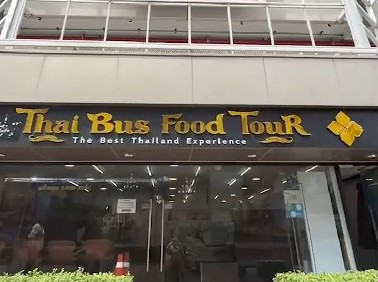 เมืองไทยนี้ดี วันนี้ขอนำเสนอ.... เปิดประสบการณ์ทานอาหารบนรถบัสกับ "Thai Bus Food Tour" เพลิดเพลินกับวิวเกาะรัตนโกสินทร์
