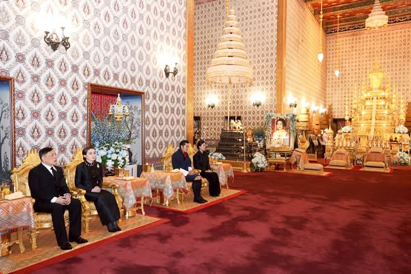 พระบาทสมเด็จพระเจ้าอยู่หัว และสมเด็จพระนางเจ้า ฯ พระบรมราชินี  เสด็จพระราชดำเนินโดยรถยนต์พระที่นั่ง จากพระที่นั่งอัมพรสถาน พระราชวังดุสิต ไปทรงบำเพ็ญพระราชกุศลพระพิธีธรรมสวดพระอภิธรรมพระบรมศพ สมเด็จพระนางเจ้าสิริกิติ์ พระบรมราชินีนาถ พระบรมราชชนนีพันปีหลวง ณ พระที่นั่งดุสิตมหาปราสาท พระบรมมหาราชวัง