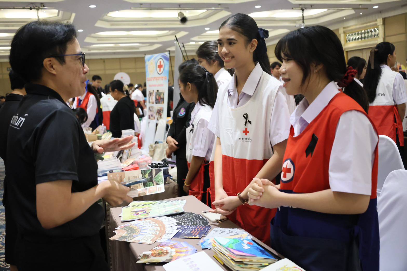 กาชาดหัวใจครูเพื่อเด็กและเยาวชนไทยอ่านออกเขียนได้