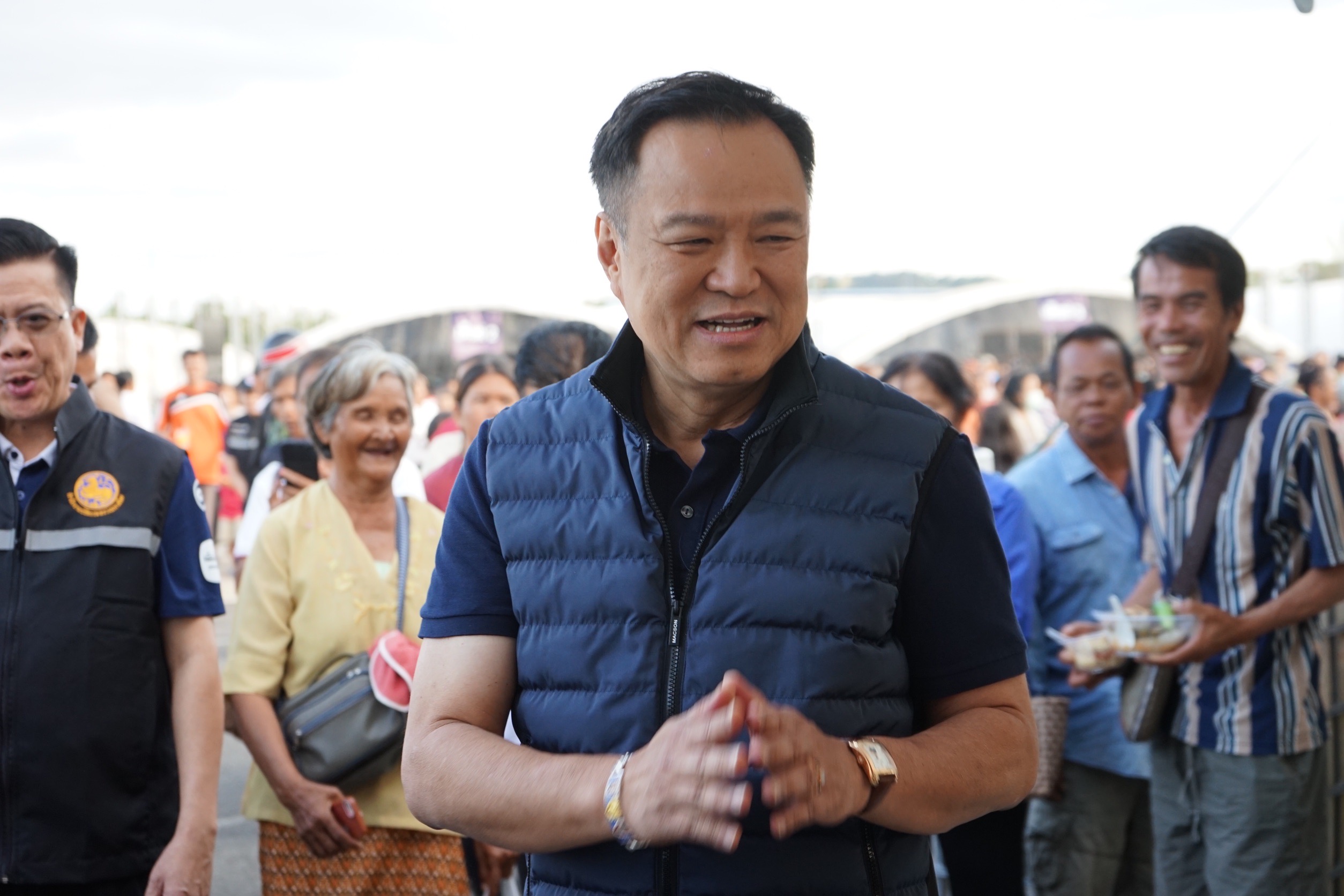 นายอนุทิน ชาญวีรกูล นายกรัฐมนตรีเยี่ยมผู้อพยพที่ศูนย์พักพิงชั่วคราวอําเภอเมือง จังหวัดบุรีรัมย์