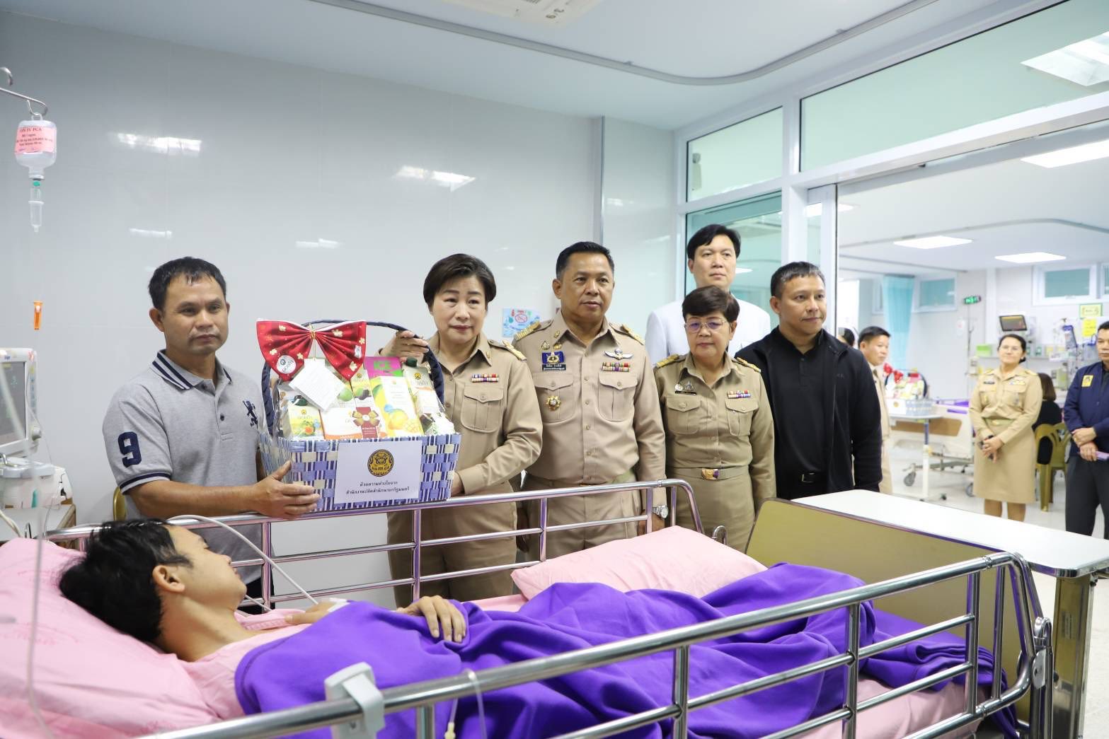 ปลัดสำนักนายกรัฐมนตรี ให้กำลังใจกำลังพลและผู้อพยพ จากเหตุปะทะชายแดนไทย-กัมพูชา จ.อุบลราชธานี