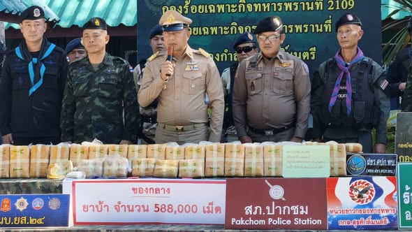 แถลงข่าวตรวจยึดยาบ้า จำนวน 588,000 เม็ด พร้อมของกลางรถยนต์ 2 คัน ในพื้นที่ อ.ปากชม จ.เลย