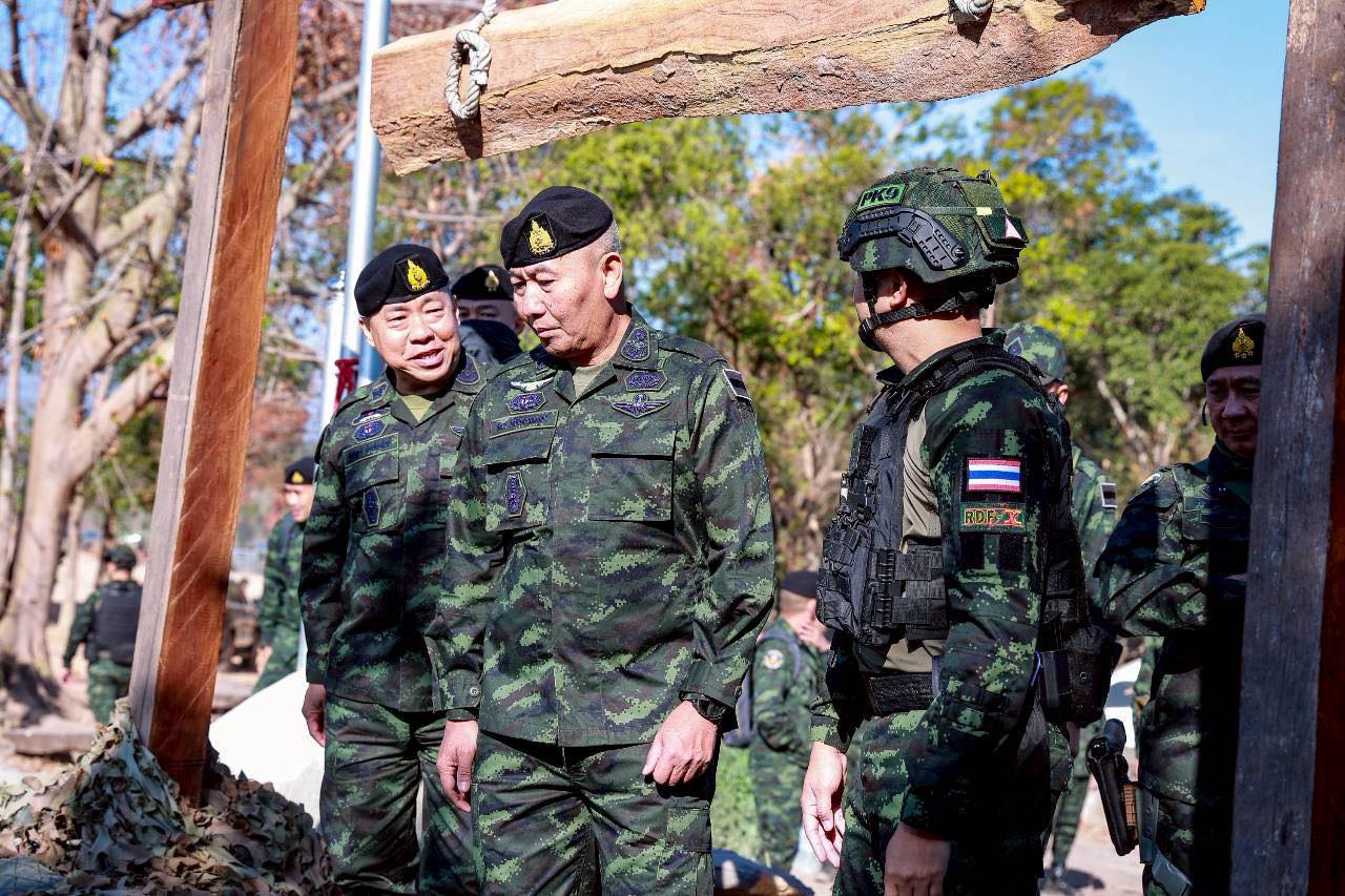 ผบ.ทบ. ลงพื้นที่กองกำลังสุรนารี ติดตามสถานการณ์ชายแดนไทย&ndash;กัมพูชา จ.สุรินทร์  ขอบคุณกำลังพลปฏิบัติภารกิจรอบคอบ ดูแลอธิปไตยและประชาชน