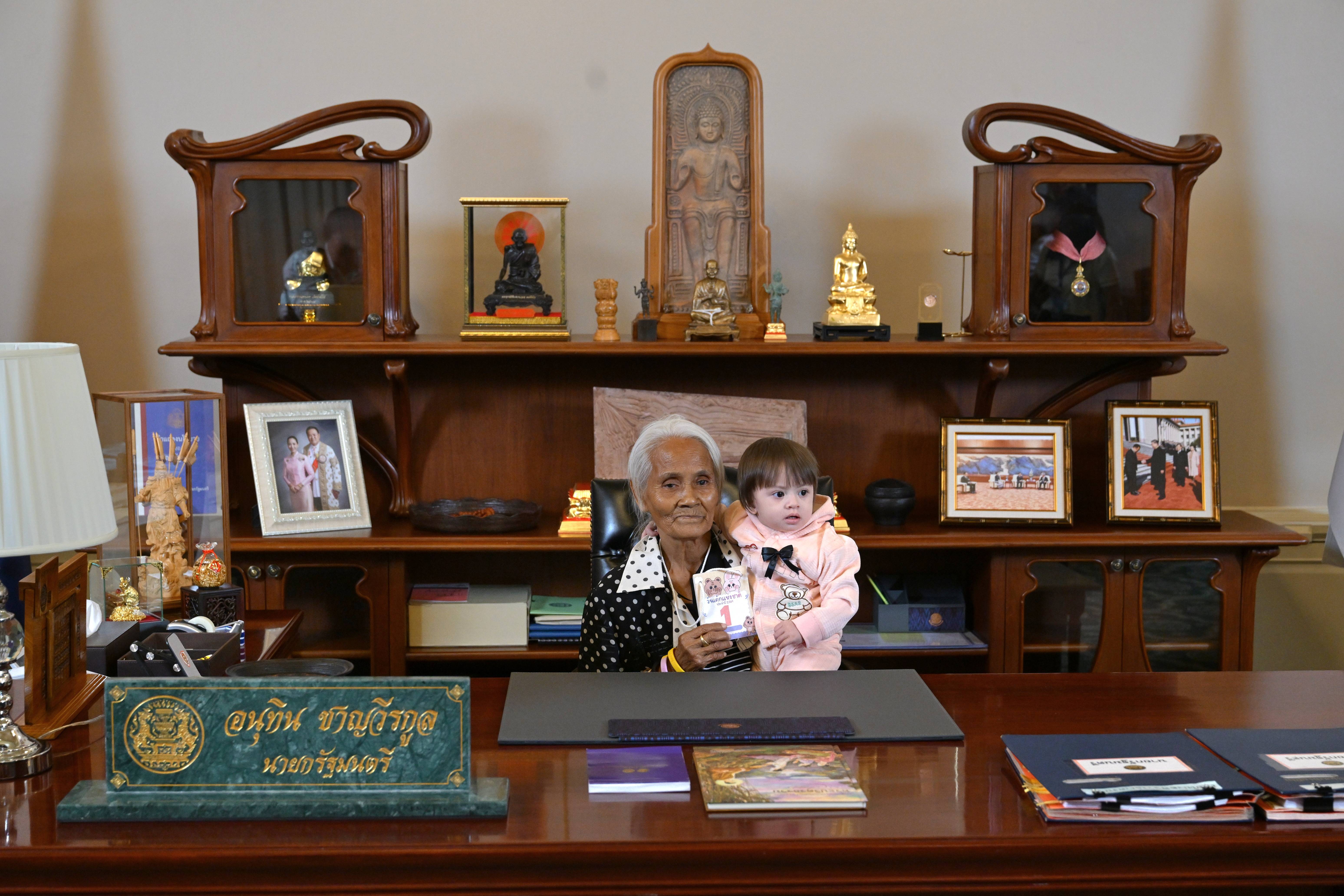 วันเด็กแห่งชาติทำเนียบรัฐบาลคึกคัก! ประเดิมคิวแรกนั่งเก้าอี้นายกรัฐมนตรี &ldquo;น้องชมพู่&rdquo; 1 ขวบ 4 เดือน