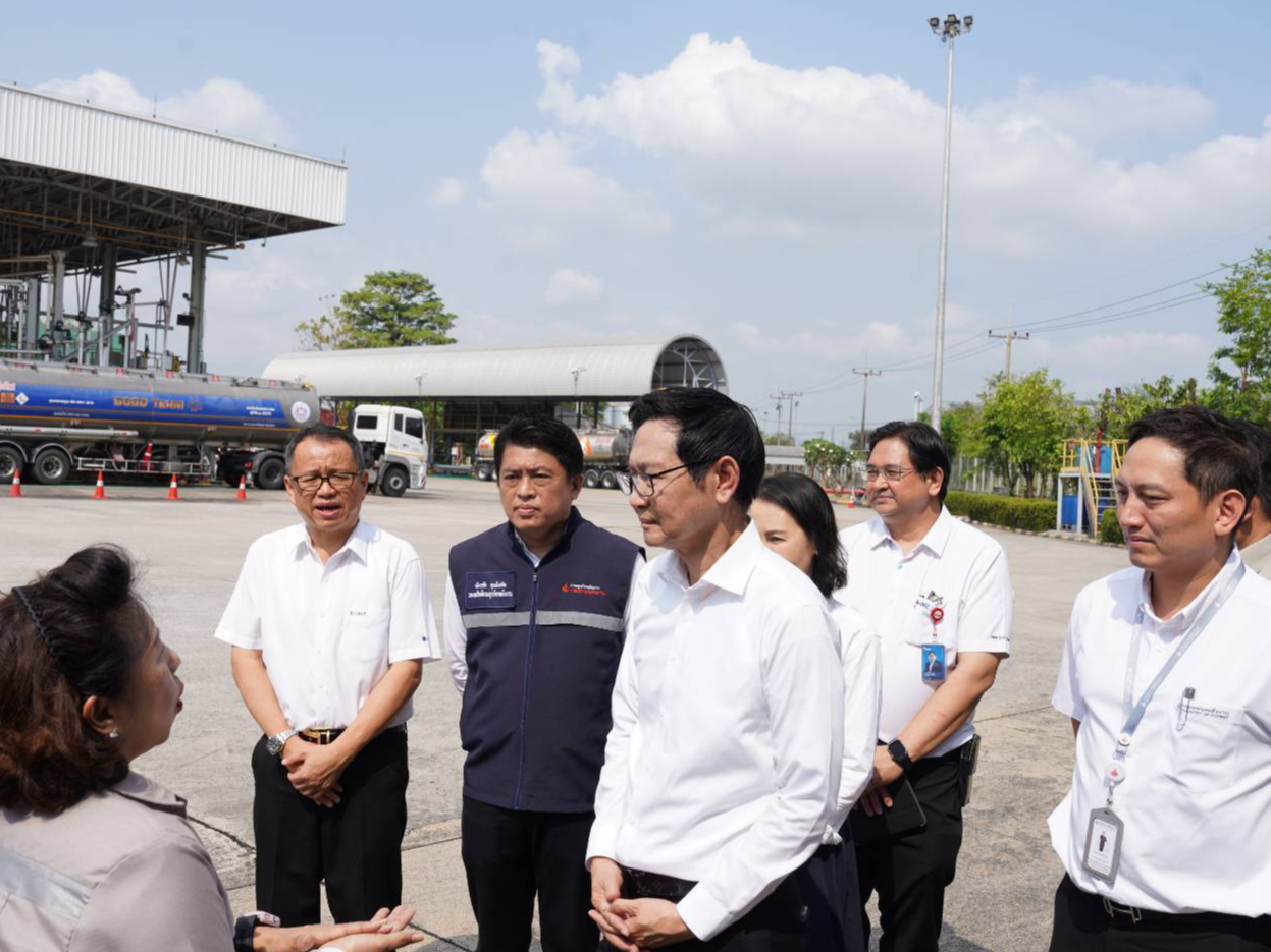 "รมว.อรรถพล" ลงตรวจคลังน้ำมัน พร้อมสั่งการให้เร่งกระจายน้ำมันตามปริมาณที่มี ย้ำมีการชดเชยราคาน้ำมันทุกลิตร เร่งตรวจสอบจ๊อบเบอร์ที่ตั้งราคาขายเกินสมควร