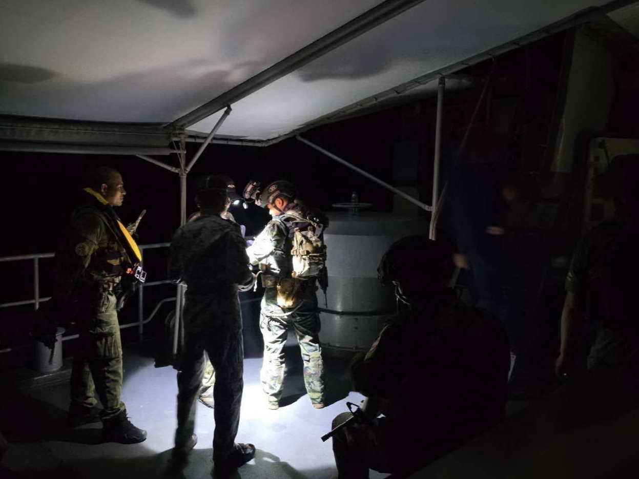 ทัพเรือภาคที่ 2 สกัดจับเรือประมงต่างชาติ ลอบขนกัญชากลางทะเล ยึดของกลางกว่า 1 ตัน