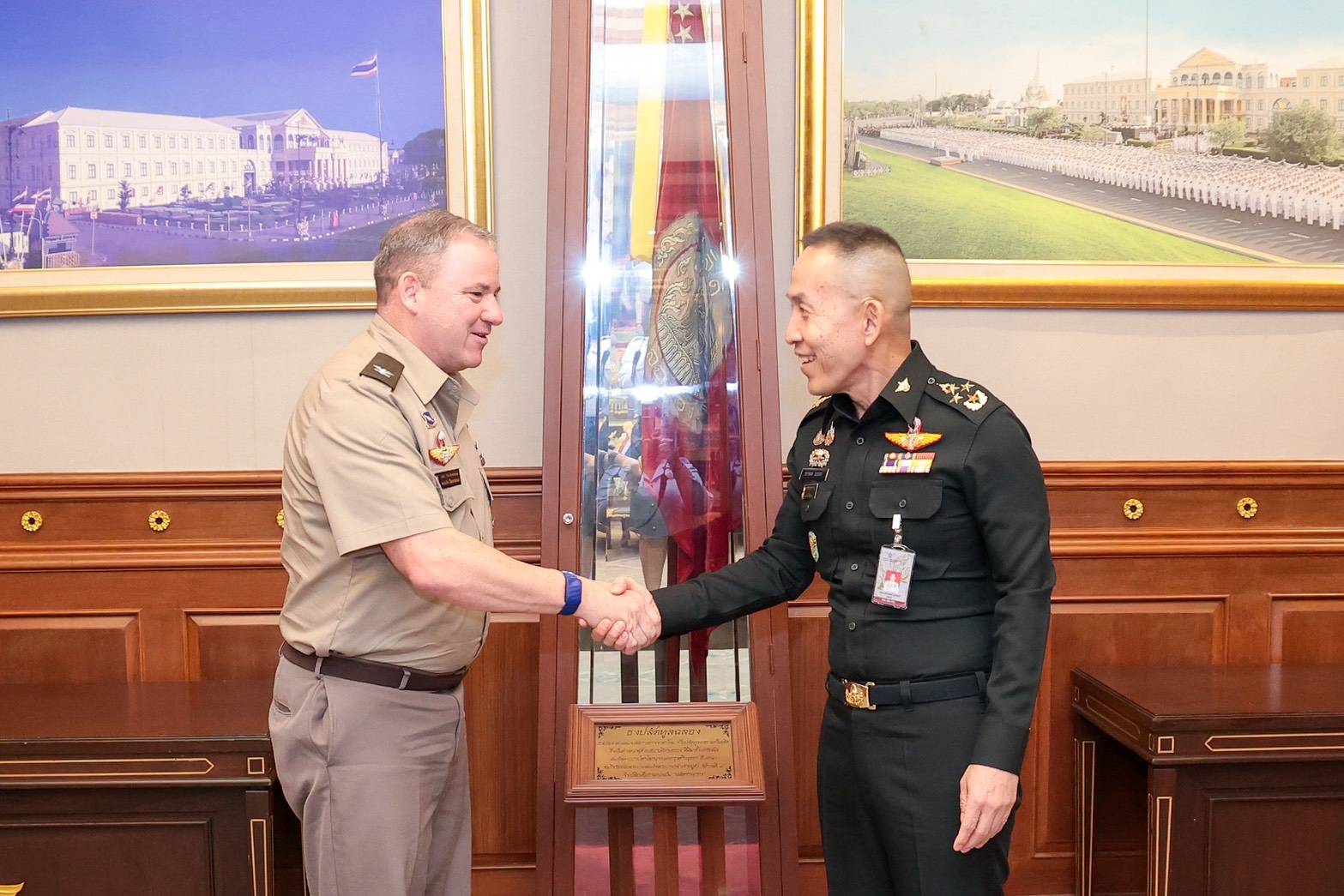 พันเอก Timothy Peterman (ทิโมธี ปีเตอร์แมน) ผู้ช่วยทูตทหารสหรัฐอเมริกา ประจำกรุงเทพเข้าเยี่ยมคำนับ พลเอก ธราพงษ์ มะละคำ ปลัดกระทรวงกลาโหม