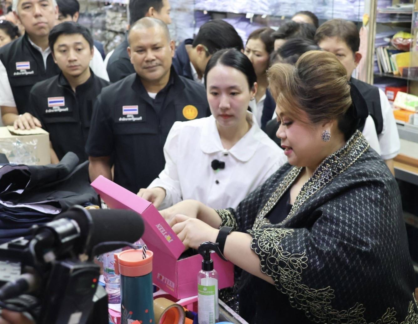 &ldquo;ศุภมาส&rdquo; ลุยบางลำพู กำชับควบคุมราคา &ldquo;ชุดนัดเรียน&rdquo; รับเทศกาลเปิดเทอม ช่วยแบ่งเบาภาระผู้ปกครอง สั่งคุมเข้มร้านค้าจัดโปรเกินจริง บังคับซื้อพ่วง สกัดสินค้าไม่ได้คุณภาพ ห้ามนำจำหน่ายเด็ดขาด