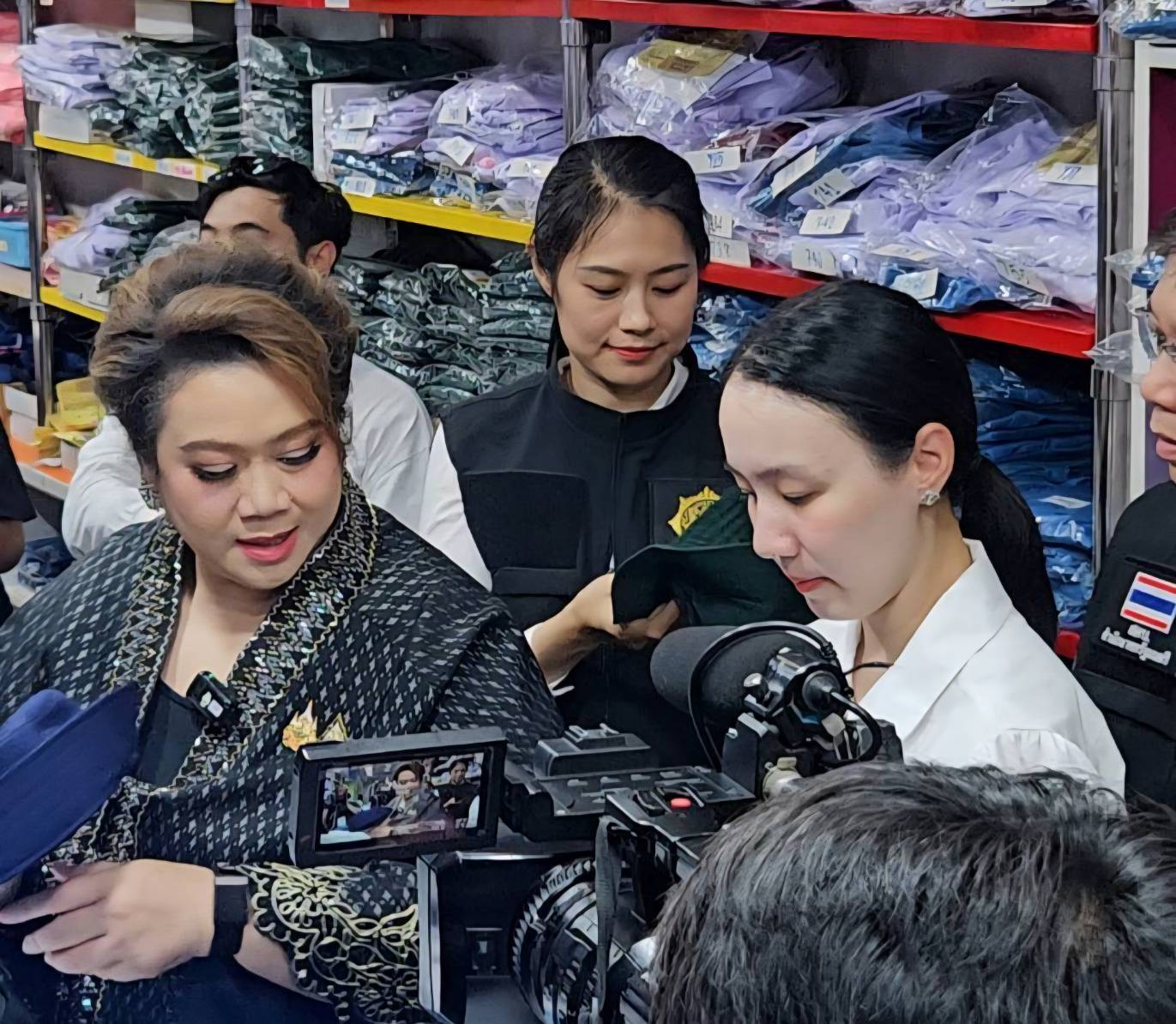 รัฐบาลบูรณาการ 3 หน่วยงาน สำนักนายกฯ&ndash;พาณิชย์&ndash;ศธ. เพิ่มมาตรการช่วยลดภาระผู้ปกครอง ด้านรมต.สำนักนายกรัฐมนตรี ลงพื้นที่บางลำพูตรวจคุมเข้มราคาชุดนักเรียนรับเปิดเทอม
