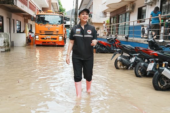 นายกเทศมนตรีเมืองป่าตอง ลงพื้นที่สำรวจความเสียหายภายในเขตเทศบาลเมืองป่าตองจากเหตุอุทกภัยดินสไลด์ #เนื่องจากมีฝนตกหนักและน้ำทะเลหนุนสูง