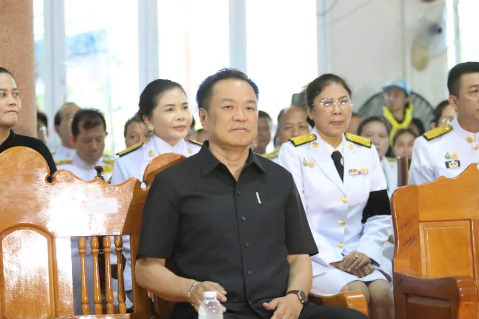 นายกรัฐมนตรี ลงพื้นที่จังหวัดอุบลราชธานี พบปะให้กำลังใจญาติและรดน้ำศพ พระภิกษุ 7 รูป ที่มรณภาพจากอุบัติเหตุ ขณะเดินธรรมจาริกที่จังหวัดมุกดาหาร 