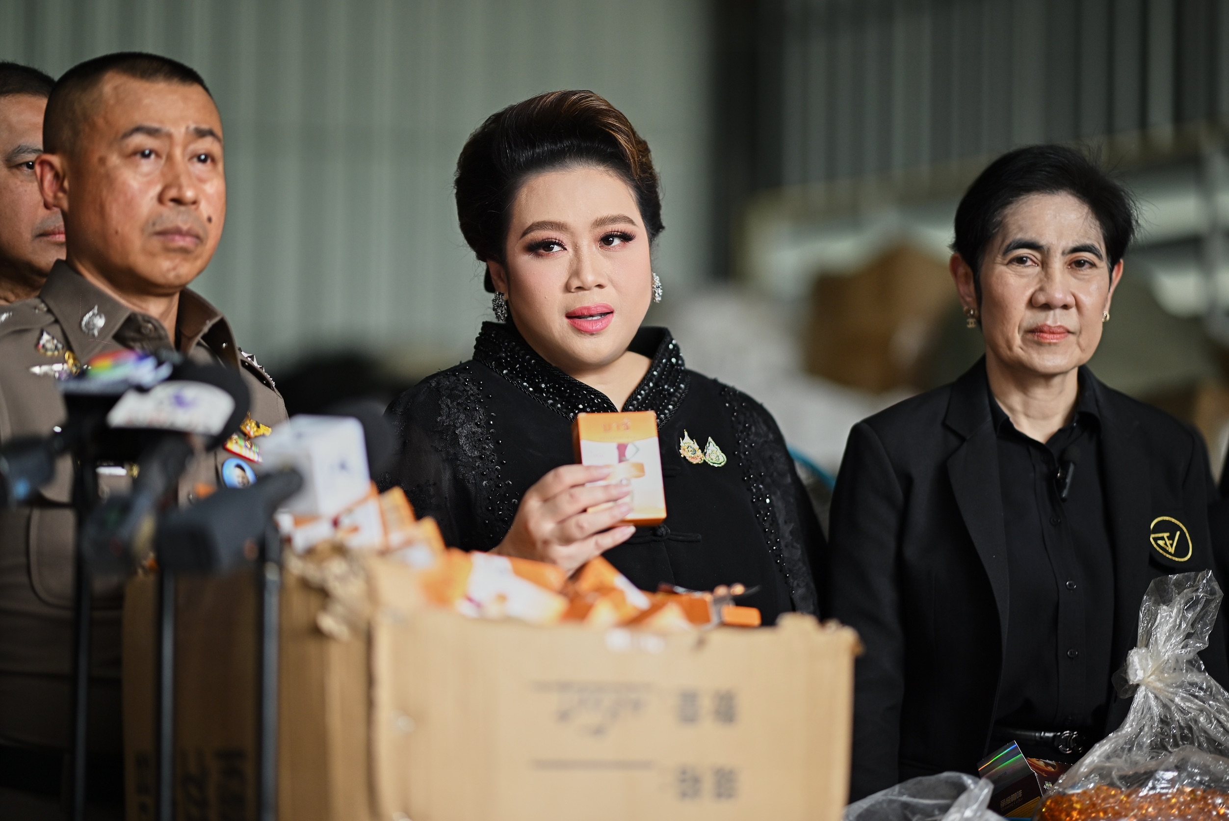 &ldquo;ศุภมาส&rdquo; ผนึก สคบ.-ตร.-อย. ทลายโกดังยาลดอ้วนมรณะ"! ไร้ อย. ยึดของกลางกว่า 10,000 ชิ้น มูลค่ากว่า 3 ล้านบาท&nbsp;