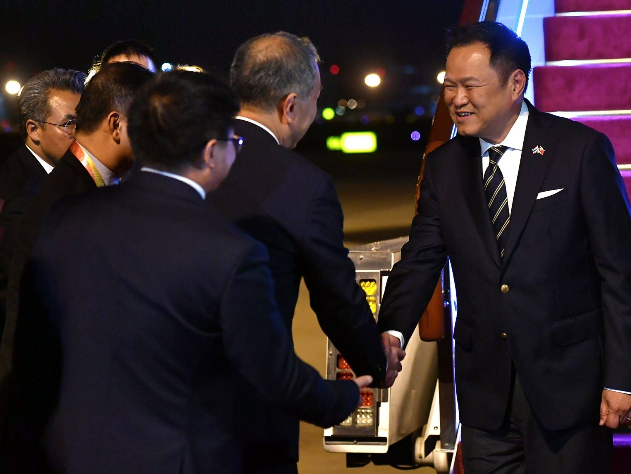 นายกฯ เดินทางถึงนครเซี่ยงไฮ้แล้ว ! เปิดฉากภารกิจเยือนจีนอย่างเป็นทางการ เตรียมร่วมเวทีปัญญาประดิษฐ์โลก พบหารือ ปธน. สี จิ้นผิง ผลักดันความร่วมมือด้านเทคโนโลยี เศรษฐกิจ และการลงทุน