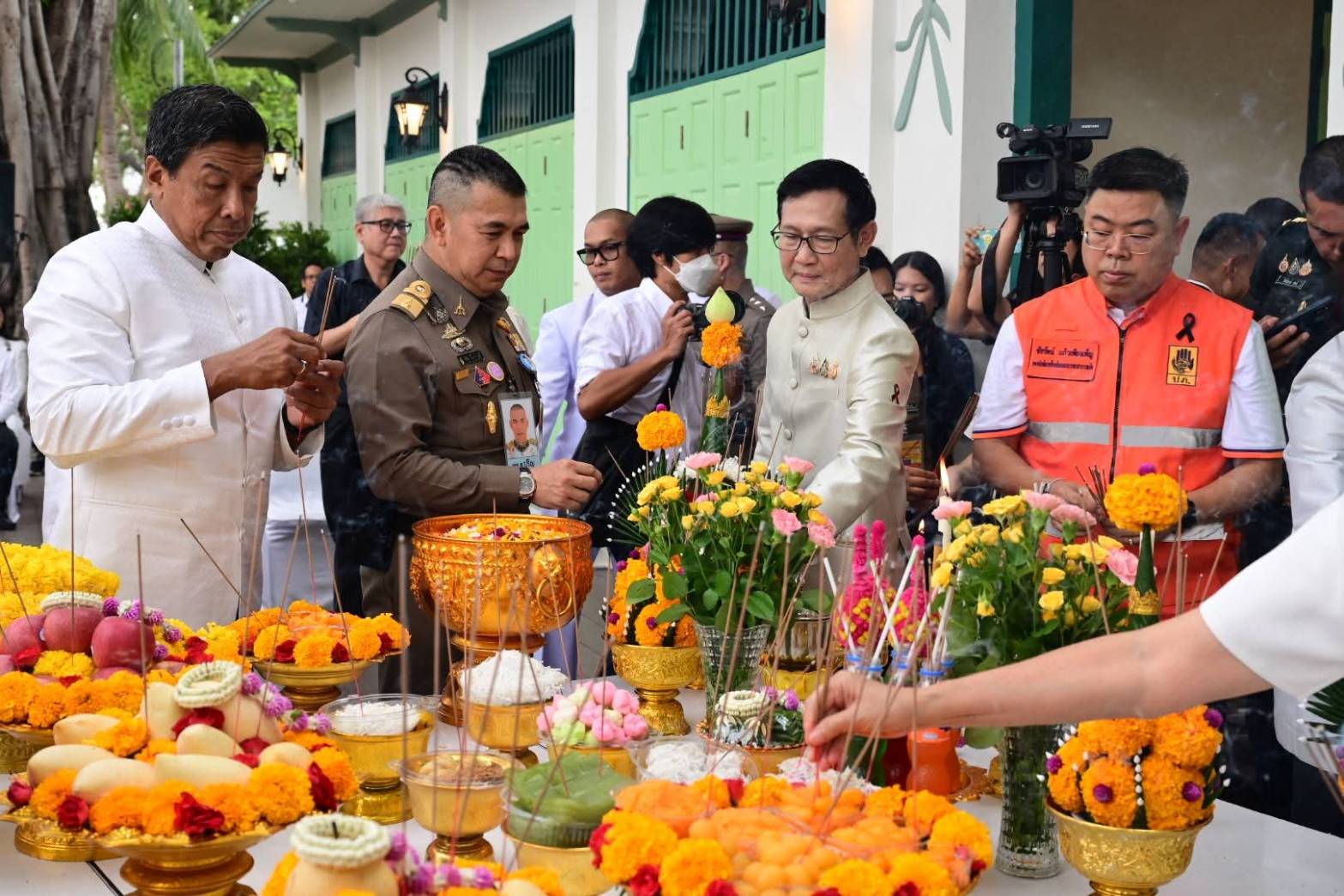 บวงสรวงพระแม่คงคา เพื่อความเป็นสิริมงคลในการจัดกิจกรรมเฉลิมพระเกียรติฯ &ldquo;สายน้ำแห่งชีวิต ใต้ร่มพระบารมี สืบสานวิถีรัตนโกสินทร์&rdquo;