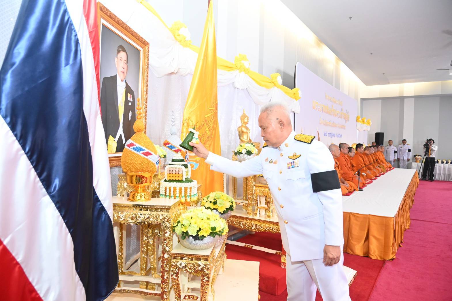 "โสภณ" นำคณะผู้บริหาร-ข้าราชการรัฐสภา ทำกิจกรรม ถวายพระราชกุศลเนื่องในวันเฉลิมพระชนมพรรษาในหลวง รวมพลจิตอาสา ตัดหญ้า-ขึ้นรถเครนตัดแต่งใบตาล ปรับภูมิทัศน์รอบสภา