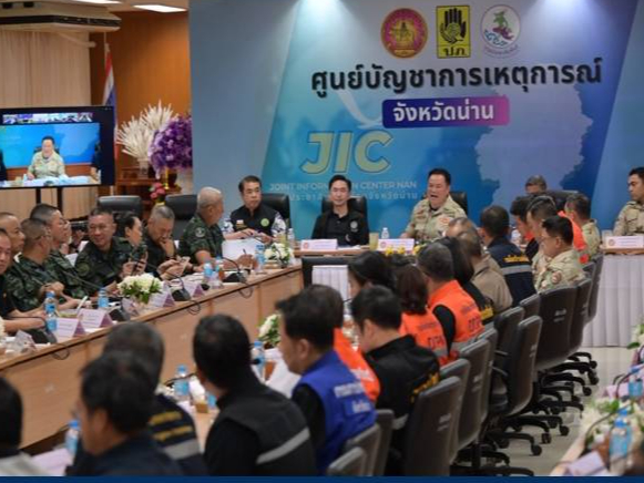 "นายกฯ อนุทิน" ลงพื้นที่น่าน ประชุมติดตามและมอบแนวทางบริการจัดการอุทกภัยร่วมกับผู้ว่าฯ 37 จังหวัดเหนือ-อีสาน ผ่านระบบ VCS ย้ำ 6 แนวทาง "เป้าหมายสูงสุด คือ ความปลอดภัยของพี่น้องประชาชนและลดความเสียหายให้ได้มากที่สุด"