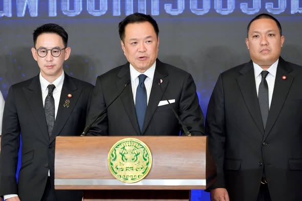 รัฐบาลเอาจริง! "อนุทิน" นำทีมแถลงกวาดล้างอาชญากรรมรูปแบบใหม่ ชู 3 มาตรการเข้มสกัด "สวมสิทธิ์-ทุนนอมินี-ยาเสพติด" ย้ำยึดหลัก "ปิดชื่อ ถือพฤติกรรม" จัดหนักสแกมเมอร์-มาเฟีย-ปืนเถื่อน ฟฟันเด็ดขาดเจ้าหน้าที่รัฐที่เกี่ยวข้อง พร้อมเร่งยึดทรัพย์เฉลี่ยคืนผู้เสียหาย