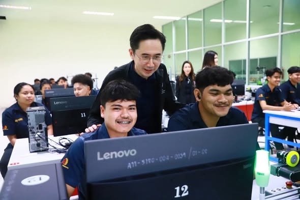 รองนายกฯ "ยศชนัน" ตรวจเยี่ยม มทร.ศรีวิชัย ชู "ศูนย์น้ำฯ-ศูนย์หุ่นยนต์" นำเทคโนโลยีวิศวกรรมช่วยชุมชนและสร้างกำลังคนอนาคต