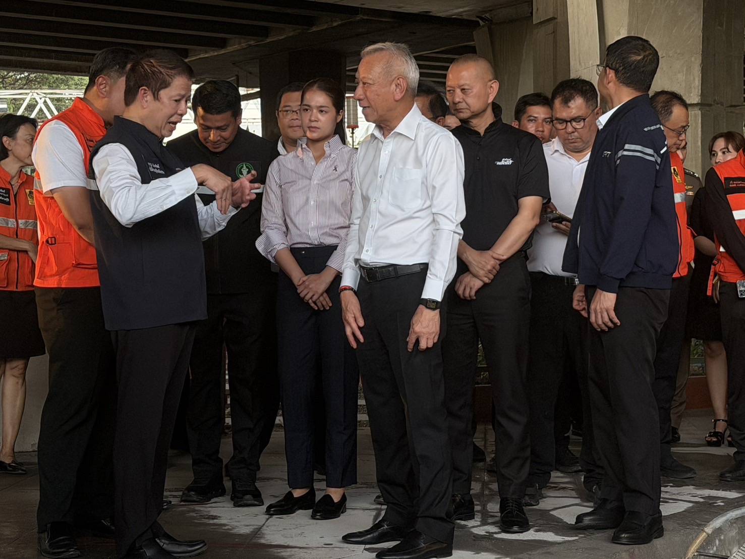 รองนายกรัฐมนตรี &ldquo;พิพัฒน์&rdquo; ลงพื้นที่พระราม 3 ติดตามเหตุน้ำมันรั่ว สั่งเร่งแก้ไขที่ต้นเหตุ-คุมเข้มความปลอดภัย 24 ชม. ยืนยันยังไม่ต้องอพยพประชาชน
