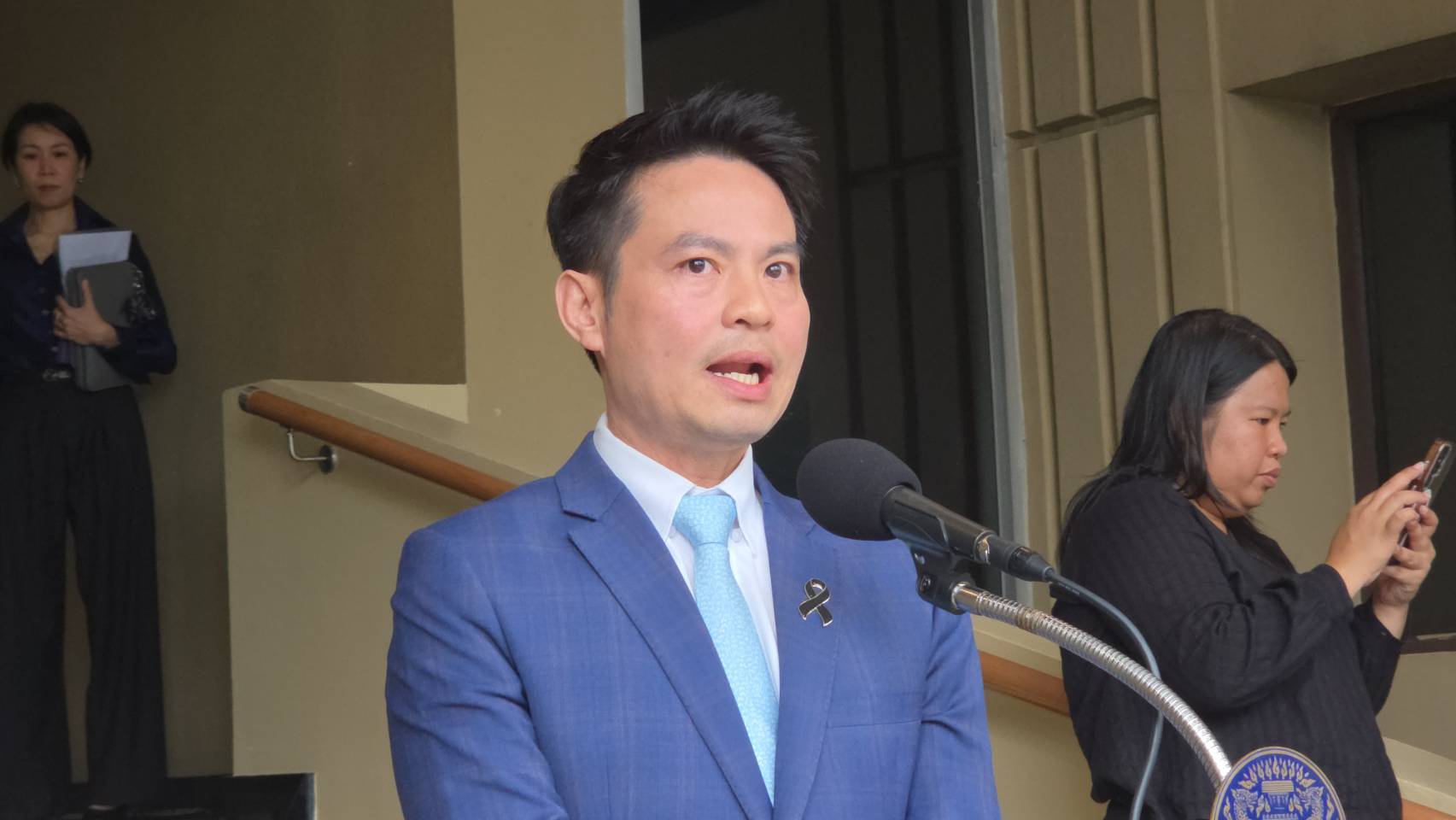 &ldquo;ภราดร&rdquo; แจงปม กยศ.สะดุดโอนเงินมหาวิทยาลัย เผยงบ 70 เพิ่มเงินสนับสนุนเป็น 9 พันล้านบาท จี้ เร่งทวงหนี้ 2.6 ล้านคน ชี้โจทย์ใหญ่แยกให้ออกใครว่างงาน-ใครมีรายได้ แต่เบี้ยวหนี้ ลั่นเก็บได้ 30-40 % รัฐแทบไม่ต้องเติมเงิน