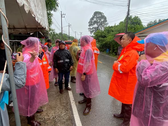 ปากช่อง โคราช ฝนไม่หยุด - ศูนย์ ปภ. เขต 5 นครราชสีมา ส่งรถยกสูง เรือ เสริมช่วยจุดเสี่ยง 