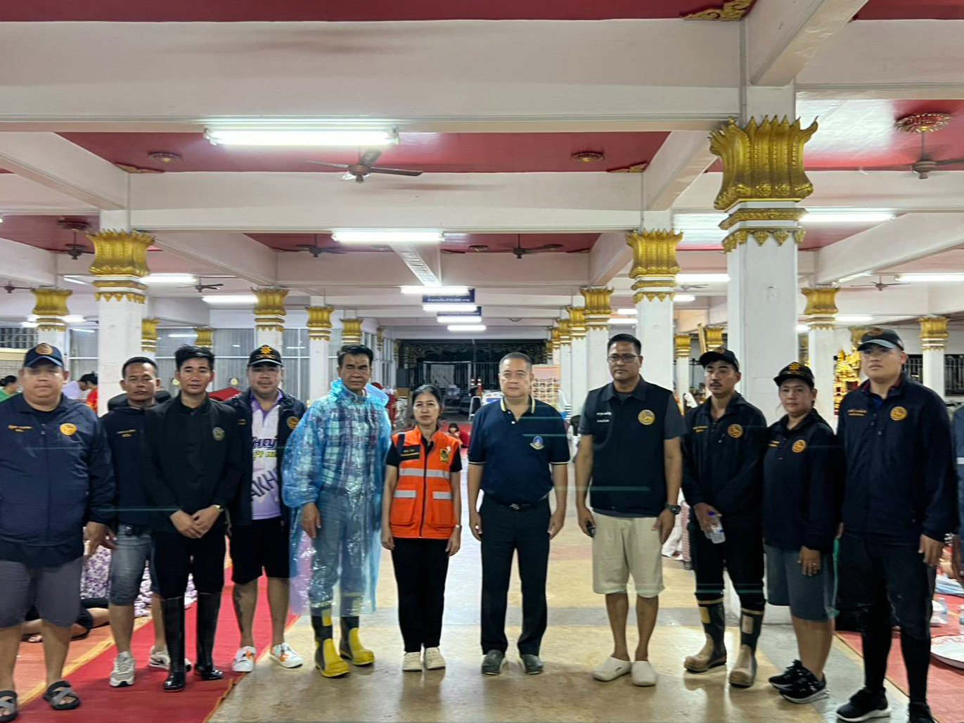 ผู้ว่าฯ ปทุมธานี ห่วงใยประชาชน รุดตรวจเยี่ยมให้กำลังใจผู้ประสบภัยน้ำท่วม ที่ศูนพักพิงวัดรังสิต