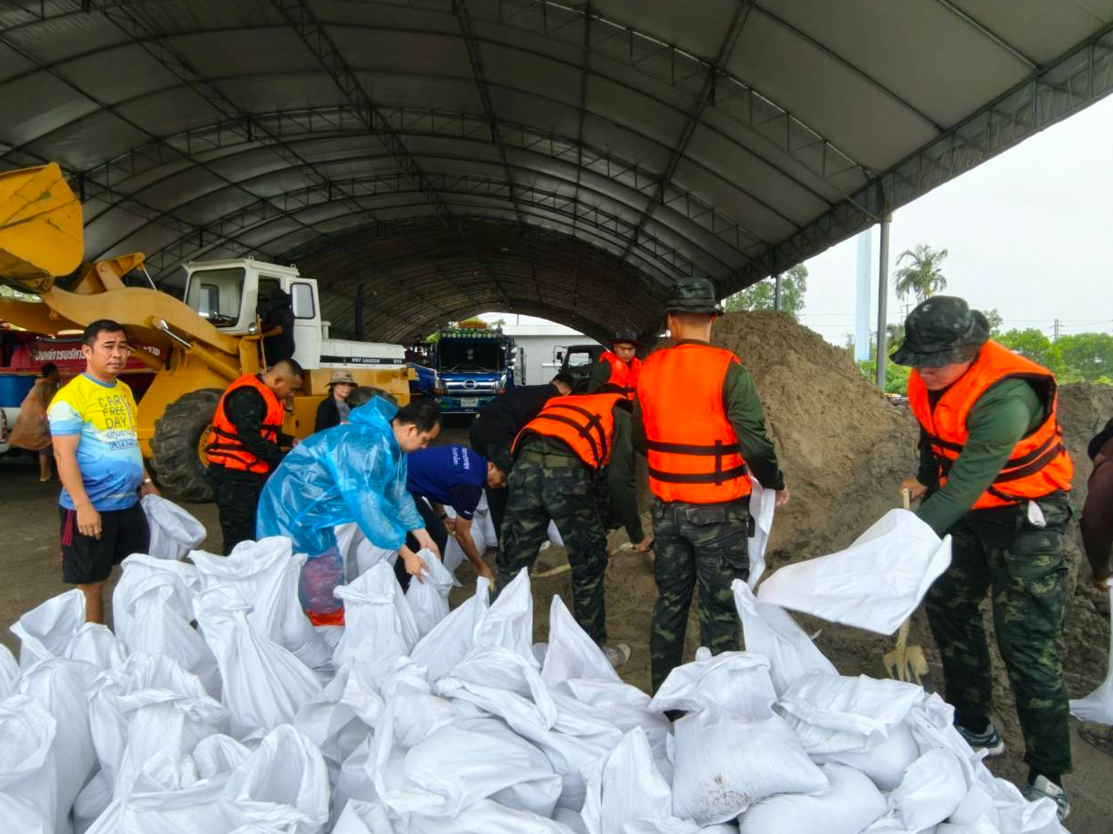 สามโคก ปทุมธานี เร่งเสริมกำลัง บูรณาการกำลังพลกองพันทหารปืนใหญ่ต่อสู้อากาศยานที่ 4 ช่วยเหลือผู้ประสบภัย
