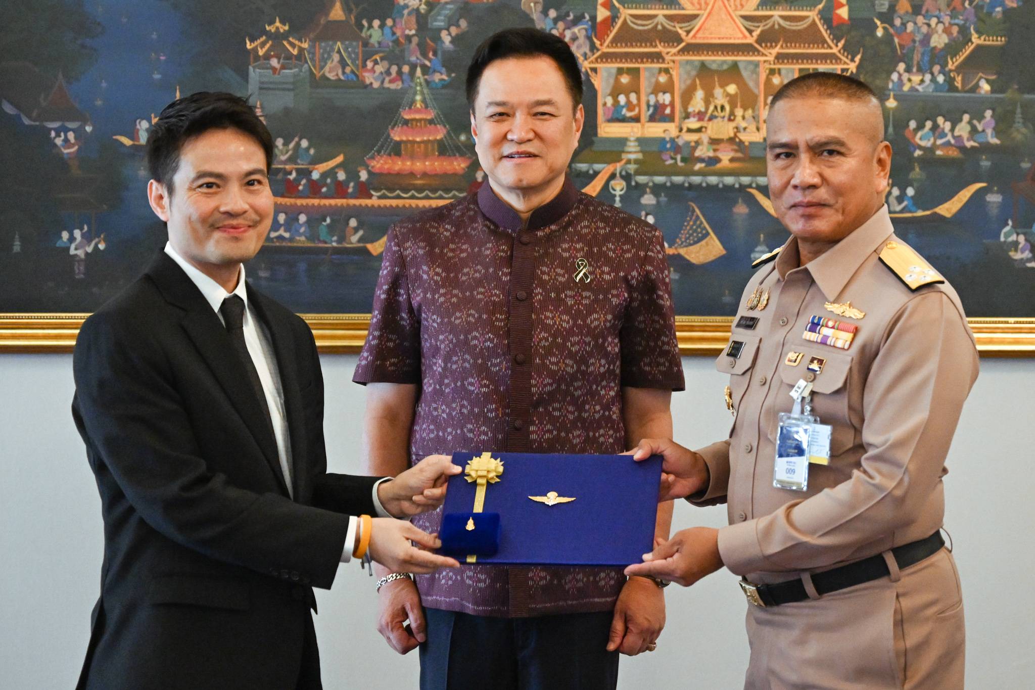 นายกรัฐมนตรีเป็นสักขีพยานพิธีมอบเครื่องหมายความสามารถเป็นกิตติมศักดิ์กองทัพเรือแก่ รมต.นร.
