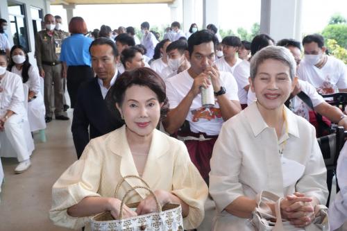 ผู้หญิงสูงวัย ผมขาว