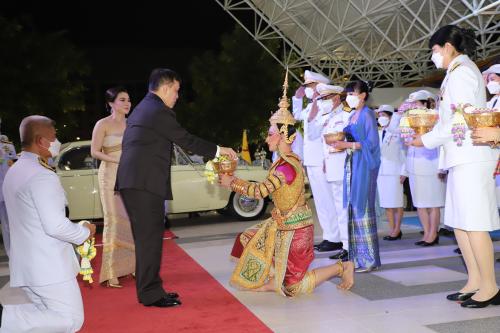 พระบาทสมเด็จพระเจ้าอยู่หัว และสมเด็จพระนางเจ้า ฯ พระบรมราชินี เสด็จพระราชดำเนินไปทอดพระเนตรการแสดงโขนรอบปฐมทัศน์ เรื่อง รามเกียรติ์ ตอน 