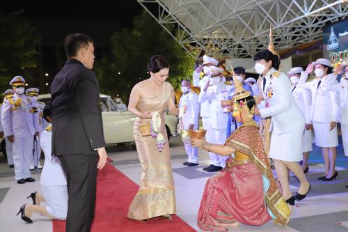 พระบาทสมเด็จพระเจ้าอยู่หัว และสมเด็จพระนางเจ้า ฯ พระบรมราชินี เสด็จพระราชดำเนินไปทอดพระเนตรการแสดงโขนรอบปฐมทัศน์ เรื่อง รามเกียรติ์ ตอน 