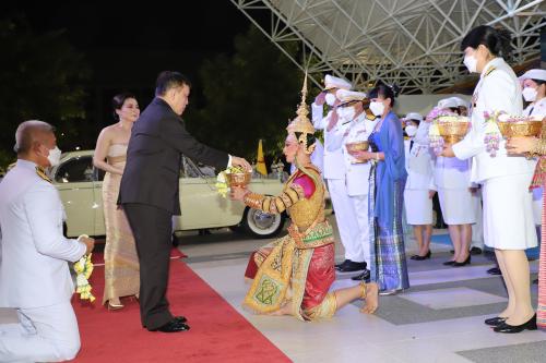 พระบาทสมเด็จพระเจ้าอยู่หัว และสมเด็จพระนางเจ้า ฯ พระบรมราชินี เสด็จพระราชดำเนินไปทอดพระเนตรการแสดงโขนรอบปฐมทัศน์ เรื่อง รามเกียรติ์ ตอน 