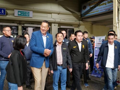  นายกรัฐมนตรีและคณะ ออกเดินทางจากสถานีรถไฟกรุงเทพฯ (หัวลำโพง) ไปยังสถานีรถไฟแหลมฉบัง ตำบลทุ่งสุขลา อำเภอศรีราชา จังหวัดชลบุรี