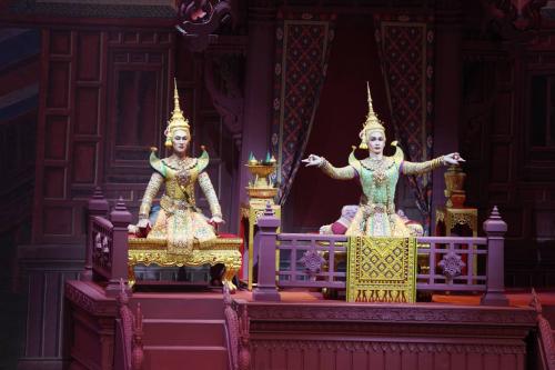 รวมภาพการแสดงโขนมูลนิธิส่งเสริมศิลปาชีพฯ ตอน กุมภกรรณทดน้ำ ในหลวง พระราชินี เสด็จพระราชดำเนิน  รอบปฐมฤกษ์ วันที่ 3 พฤศจิกายน 2566