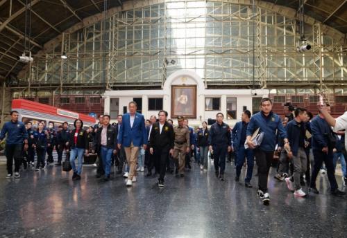  นายกรัฐมนตรีและคณะ ออกเดินทางจากสถานีรถไฟกรุงเทพฯ (หัวลำโพง) ไปยังสถานีรถไฟแหลมฉบัง ตำบลทุ่งสุขลา อำเภอศรีราชา จังหวัดชลบุรี