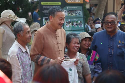 นายกรัฐมนตรี หารือแนวทางการพัฒนาผลิตภัณฑ์ชุมชน (OTOP) ด้วย Soft Power ณ ข่วงสันกำแพง ตำบลสันกำแพง อำเภอสันกำแพง จังหวัดเชียงใหม่ สำหรับบ่ายวันนี้ (29 พ.ย.66)