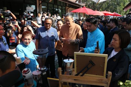 นายกรัฐมนตรี หารือแนวทางการพัฒนาผลิตภัณฑ์ชุมชน (OTOP) ด้วย Soft Power ณ ข่วงสันกำแพง ตำบลสันกำแพง อำเภอสันกำแพง จังหวัดเชียงใหม่ สำหรับบ่ายวันนี้ (29 พ.ย.66)