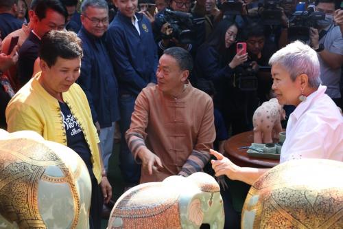 นายกรัฐมนตรี หารือแนวทางการพัฒนาผลิตภัณฑ์ชุมชน (OTOP) ด้วย Soft Power ณ ข่วงสันกำแพง ตำบลสันกำแพง อำเภอสันกำแพง จังหวัดเชียงใหม่ สำหรับบ่ายวันนี้ (29 พ.ย.66)