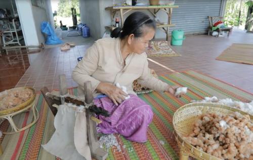 วิชชาลัยผ้าทอส่งเสริมอาชีพทอผ้าที่ยั่งยืน