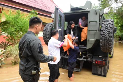 ดร.พวงเพ็ชร ชุนละเอียด รัฐมนตรีประจำสำนักนายกรัฐมนตรี ห่วง 219 วัดชายแดนใต้น้ำท่วม  วัด พระ เดือนร้อน ติดตามช่วยเหลือด่วน  ย้ำ ให้รายงานต่อเนื่อง