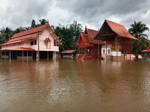 ดร.พวงเพ็ชร ชุนละเอียด รัฐมนตรีประจำสำนักนายกรัฐมนตรี ห่วง 219 วัดชายแดนใต้น้ำท่วม  วัด พระ เดือนร้อน ติดตามช่วยเหลือด่วน  ย้ำ ให้รายงานต่อเนื่อง