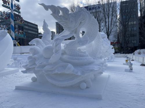  นักแกะสลักหิมะไทยพาผลงาน “The Naga Fireballs” คว้าที่ 2 จาก “Sapporo International Snow Sculpture ครั้งที่ 48” นำเสนอตำนานบั้งไฟพญานาค พร้อมโชว์ความประณีตอ่อนช้อยของผลงานเชิงพุทธศิลป์แบบช่างศิลป์ไทยสู่สายตานานาชาติ 