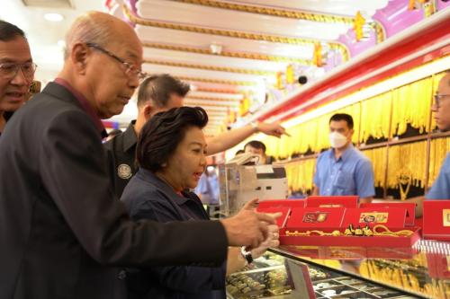 ดร.พวงเพ็ชร ชุนละเอียด รัฐมนตรีประจำสำนักนายกรัฐมตรี แนะ ซื้อทองต้องดูฉลาก สั่ง สคบ. ลุยตรวจเข้มร้านทองชื่อดัง ช่วงเทศกาลตรุษจีน